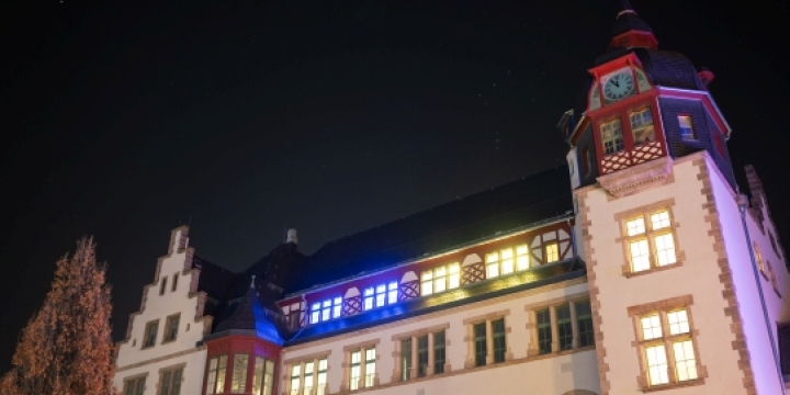 Außenansicht vom Volkshaus Jena mit Turm beleuchtet blau  ©JenaKultur, C. Worsch