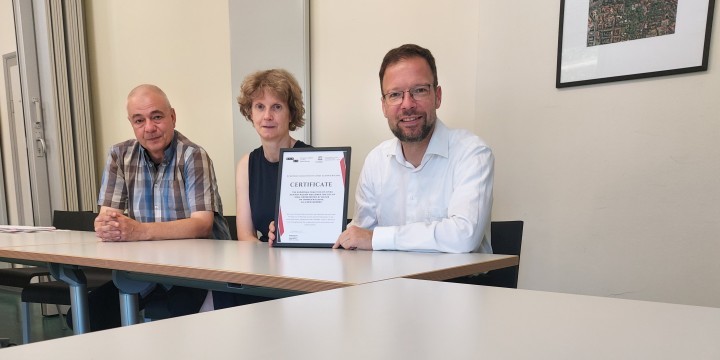 Der Integrationsmanager, die Beauftragte für Migration und Integration und der Oberbürgermeister der Stadt Jena mit der ECCAR-Urkunde