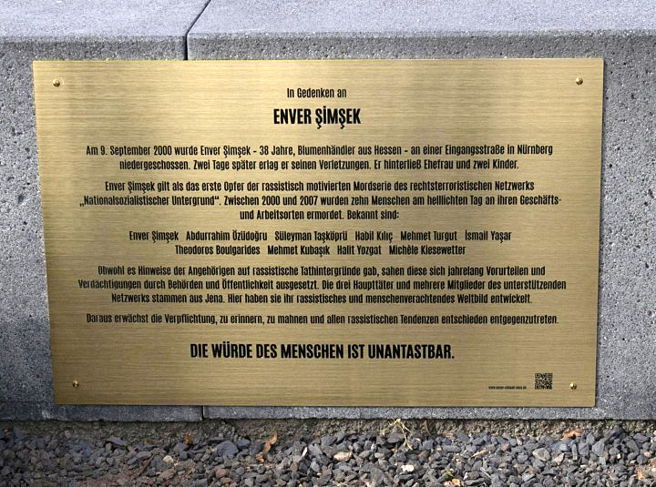 Gedenktafel für Enver Şimşek am Enver-Şimşek-Platz in Jena Winzerla