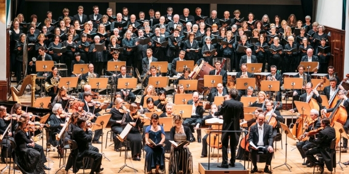 Orchester und Philharmonischer Chor der Jenaer Philharmonie unter der Leitung von Generalmusikdirektor Simon Gaudenz auf der Bühne  ©JenaKultur, C. Worsch