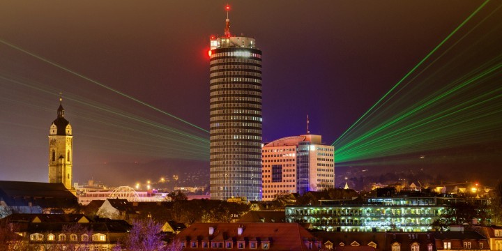 JenTower und Gebäude der Jenaer Innenstadt mit Lasershow zur LNDW