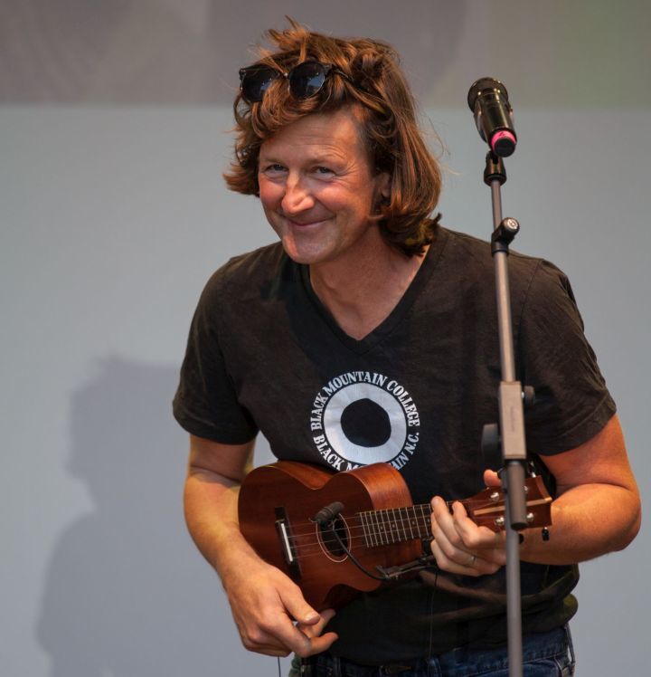 Philipp Schäffler mit Ukulele auf der Bühne