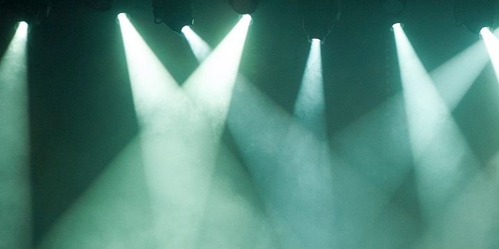 Lichtspots auf einer Bühne  ©JenaKultur, H. John