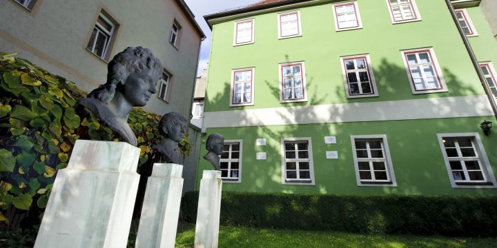 Büsten von Philosoph:innen und Literat:innen der Romantik vor dem Romantikerhaus Jena