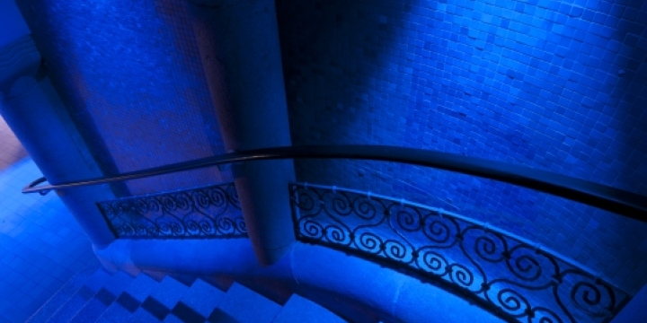 Nahaufnahme vom blau beleuchteten Treppenaufgang in der Badehalle des Volksbades Jena  ©JenaKultur, A. Hub