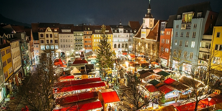 Geschmückte Stände auf dem Marktplatz zum Jenaer Weihnachtsmarkt  ©JenaKultur, C. Worsch