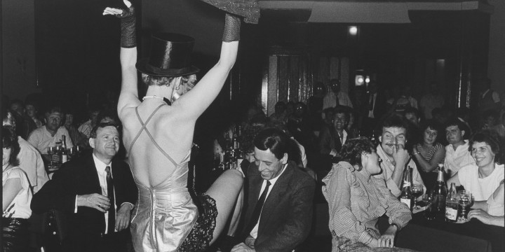 Schwarz-weiß Foto einer Striptease-Show in einem Saal