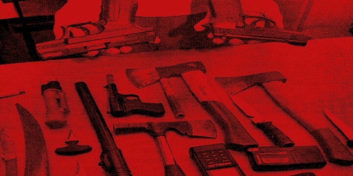 Bild zur NSU-Ausstellung "Der Weg in den 'Untergrund'" 2024: Tisch auf dem verschiedene Waffen liegen