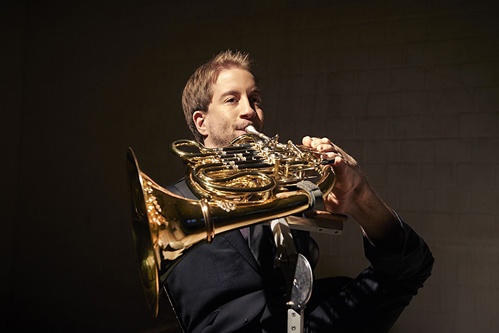 Felix Klieser Portrait mit Horn