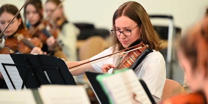 Bild mit violinenspielerinnen aus dem Jugendsnfonieorchester der Musik- und Kunstschule Jena