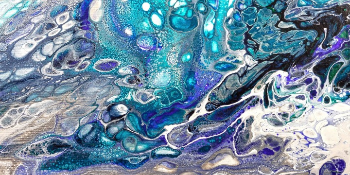 Acrylic Pouring Muster in verschiedenen Blautönen