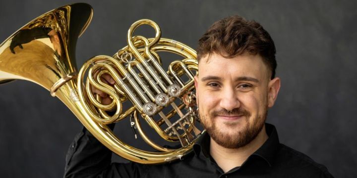 Solist Luis Manuel Lorite López mit einem Horn