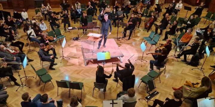 Musiker:innen der Jenaer Philharmonie und GMD Simon Gaudenz von oben fotografiert