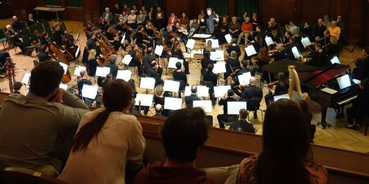 Publikum auf Empore im Volkshaus sieht auf die Musiker der Jenaer Philharmonie herunter, zwischen denen andere Zuschauer sitzen