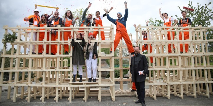 Teilnehmende des Festivals auf einem Holzgerüst werfen Konfetti in die Luft  ©72HUA, Markus Nießner