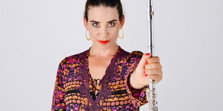Ana de la Vega mit einer Flöte für das Konzert der Jenaer Philharmonie