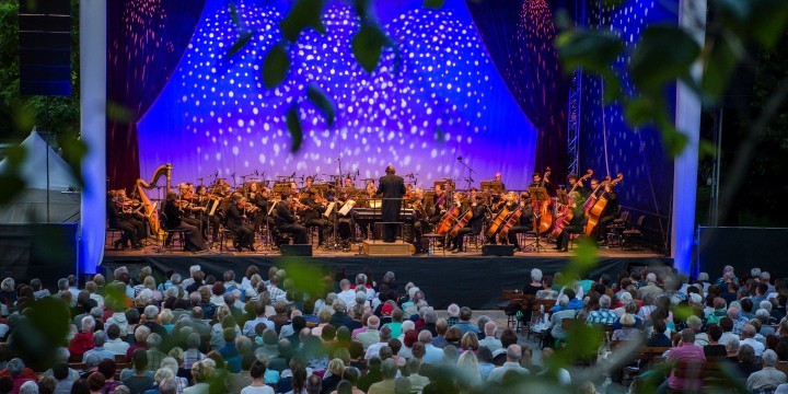 Musiker:innen der Jenaer Philharmonie auf der Bühne der ArenaOuvertüre 2017 vor Publikum