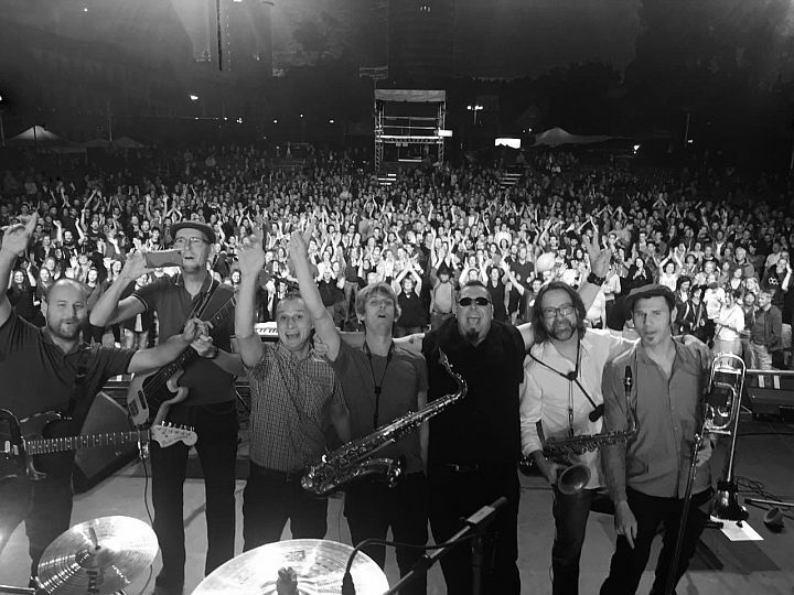babayaga Band schwarz weiß vor der vollen Kulturarena Jena