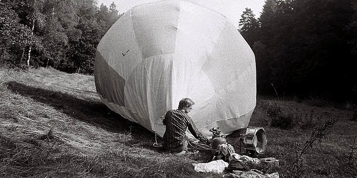 Jan Hübler mit seinem selbst genähten Heißluftballon