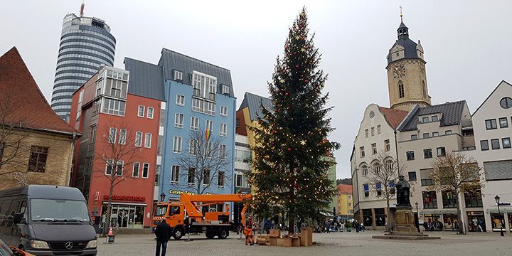 Aufstellung des Weihnachtsbaums auf dem Markplatz Jena 17.11.2020  ©JenaKultur