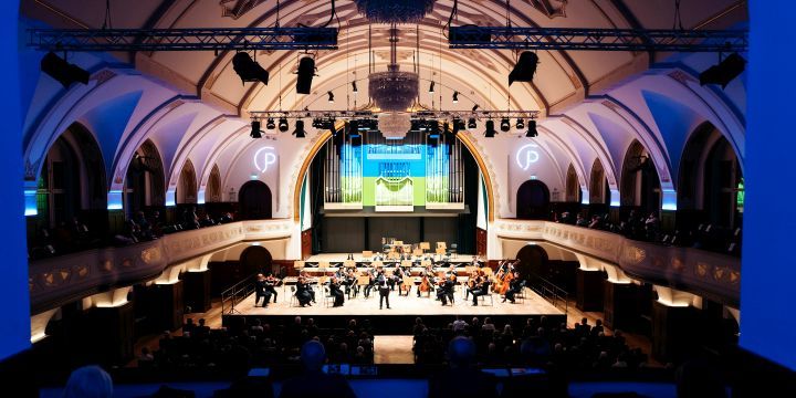 Benefizkonzert der Jenaer Philharmonie zugunsten Geflüchteter aus dem Krieg in der Ukraine, volles Volkshaus Jena, Orchester auf der Bühne