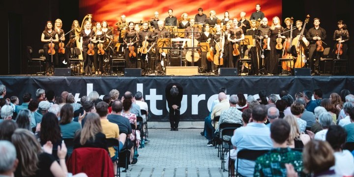 Orchester der Jenaer Philharmonie und Generalmusikdirektor Simon Gaudenz beim Benefizkonzert der Kulturarena 2021  &copy;Christoph Worsch