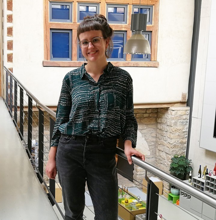 Rebecca Relius auf der Empore in der Jena Tourist-Information