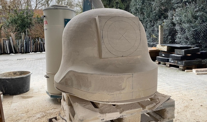 Der neue Helm für das Blinkerdenkmal entsteht in der Werkstatt des Steinmetz Schöne