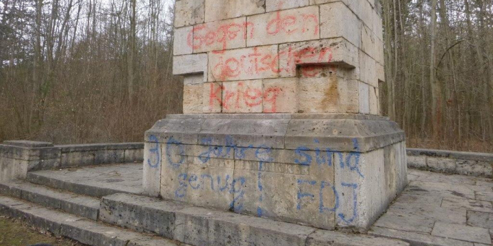 Mit Graffiti besprühtes Blinkerdenkmal auf dem Landgrafenberg Jena  ©JenaKultur