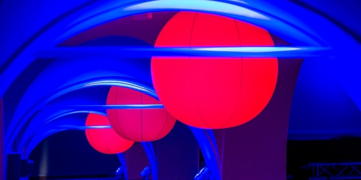 Rot leuchtende Lampions im blau beleuchteten Deckengewölbe des Volksbads Jena