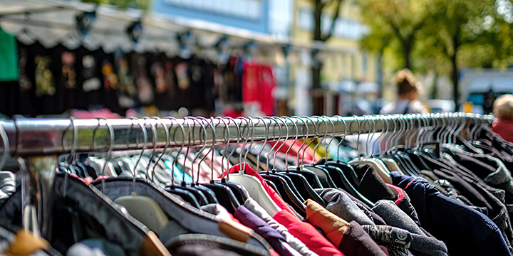 Bunter Markt Jena, Marktstand mit Jacken