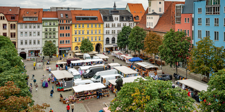 Blick auf den gut gefüllten Jenaer Marktplatz zum Bunten Markt