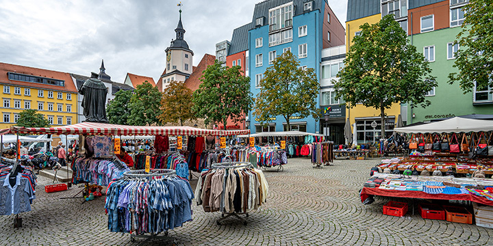 Bunter Markt auf dem Jenaer Marktplatz