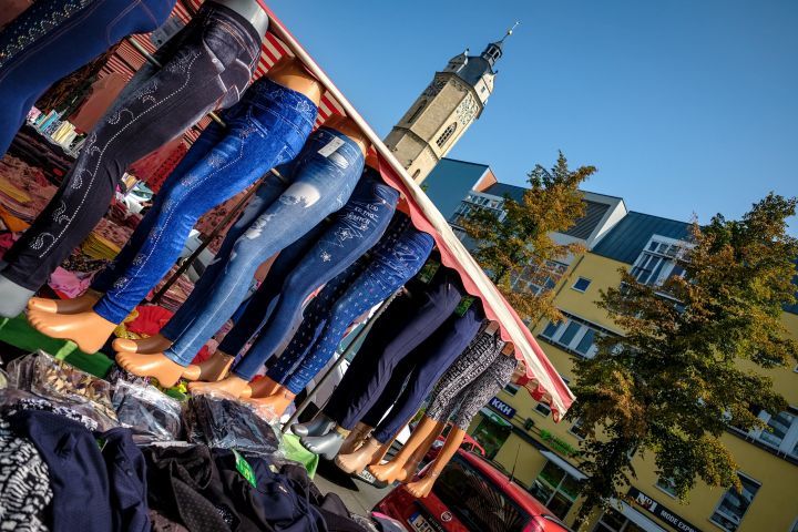 Marktstände mit Jeans vor der Stadtkirche in Jena