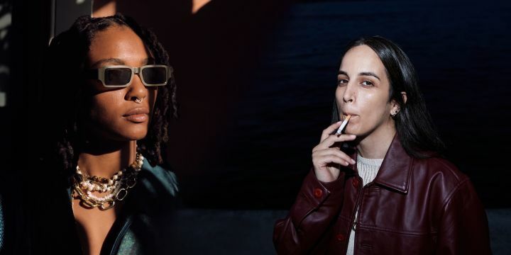 Die Sängerin Bia Ferreira neben der Rapperin Ebow vor dunklem Hintergrund