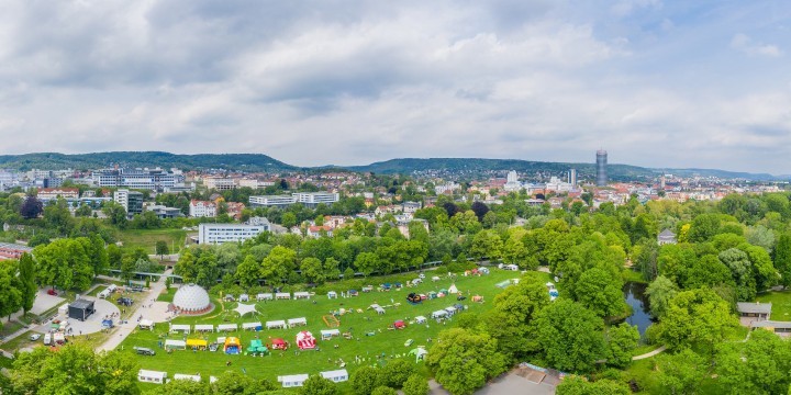 Panoramaofoto vom Paradiespark in Jena, in dem viele Stände und Attraktionen aufgebaut sind