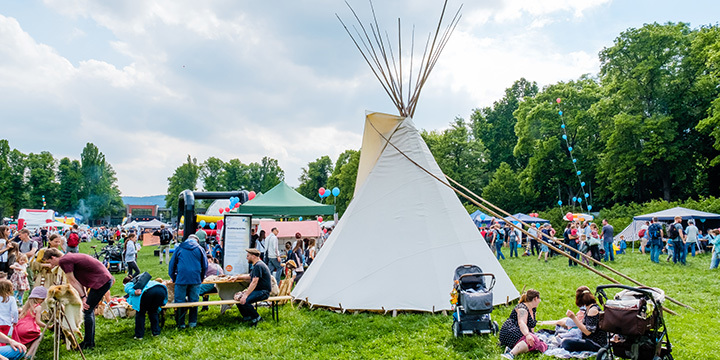 Ein Tipi auf der Wiese mit vielen Familien bei Dein Tag im Paradies  ©JenaKultur, A. Beetz | studiobeetz.de