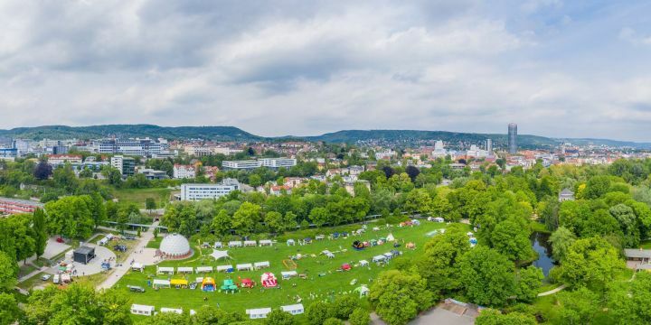 Luftbild von Dein Tag im Paradies mit vielen bunten Ständen und Aktionen