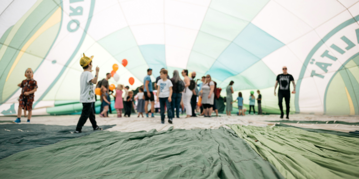 Fotoaufnahme in die begehbare Heißluftballonhülle, in der sich Interessierte aufhalten