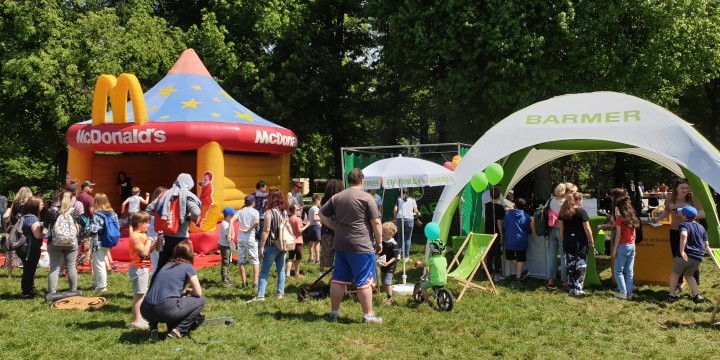 Stand der Barmer mit sportlichen Aktionen im Jenaer Paradiespark zu Dein Tag im Paradies 2022