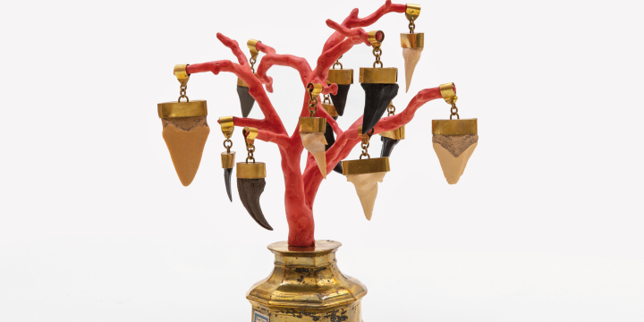 Wunderlicher Korallenbaum auf goldenem Fuß