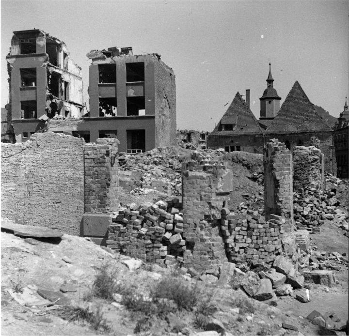 Schwarz-weiß Foto von Ruinen eines Hauses