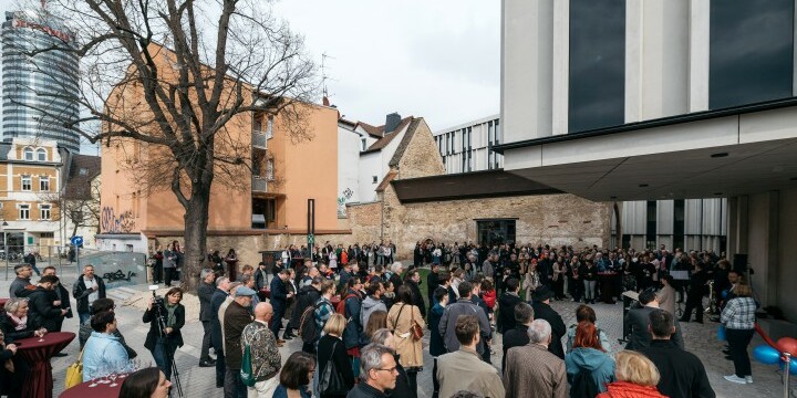 Menschenmenge vor dem Neubau der EAB Jena am 22.03.2024  ©Stadt Jena, C. Worsch