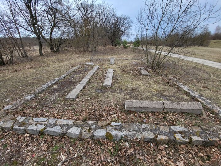 Im Jenaer Forst deuten Steine eine Grundmauer an
