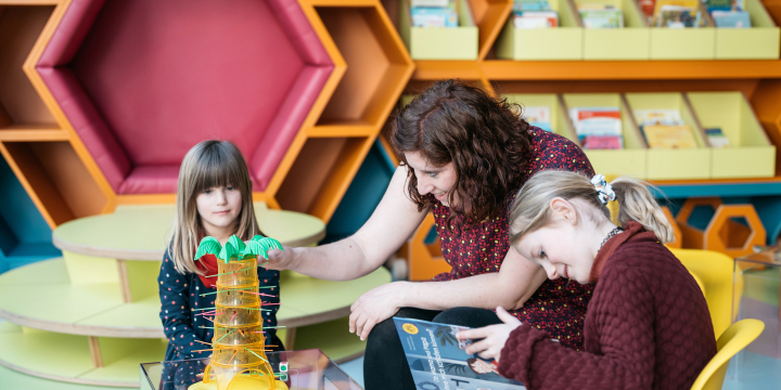 Familie spielt im neuen Kinderbereich der Ernst-Abbe-Bücherei Jena