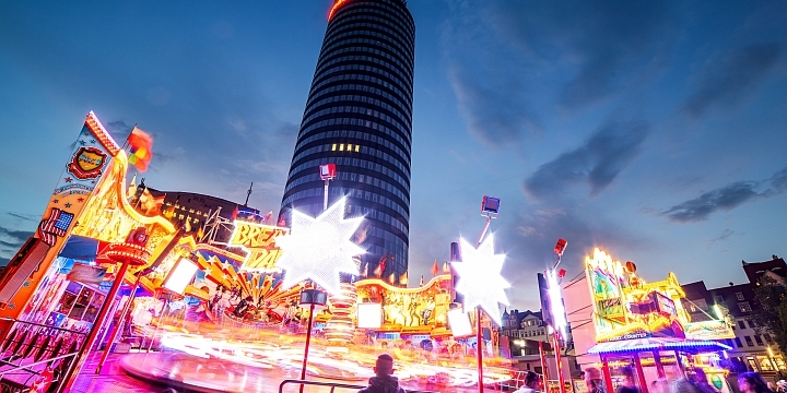 Block zum JenTower über den Rummel während des Jenaer Frühlingsmarktes  ©JenaKultur, C. Worsch