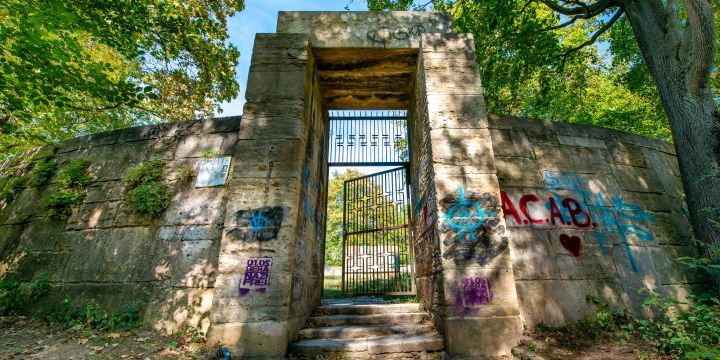 Mit Graffiti beschmutztes Eingangstor zum Kriegerdenkmal auf dem Friedensberg Jena  ©JenaKultur, Christian Häcker – Pixario 