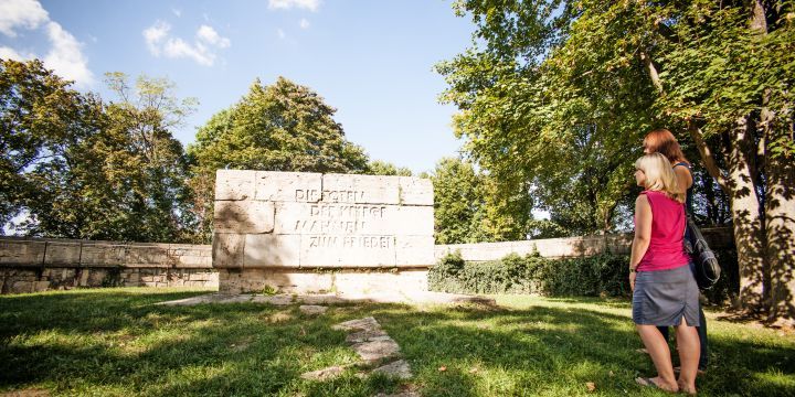 Inschrift des Kriegerdenkmals auf dem Friedensberg Jena: Die Toten der Kriege mahnen zum Frieden  ©JenaKultur, Jens Hauspurg
