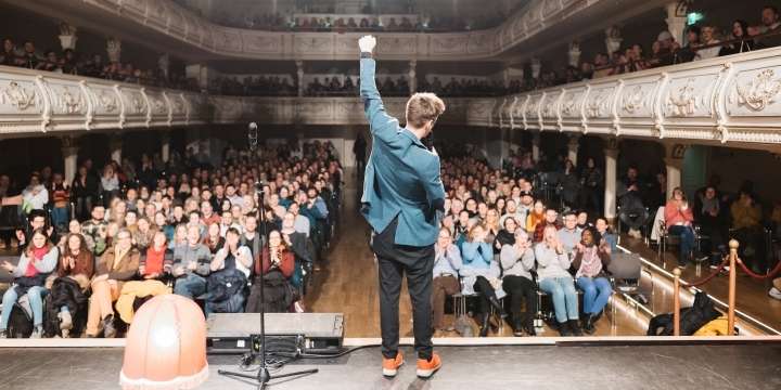 Friedrich Herrmann auf der Bühne des Kaisersaals Erfurt vor Publikum
