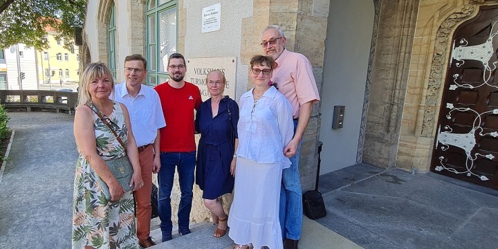 Nachfahr:innen von Helene Petrenz und Autorin des Buches über sie bei der Einweihung der Gedenktafel am Volkshaus Jena